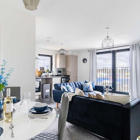 Modern Apartments With Free Parking Near Heathrow コルンブルック エクステリア 写真