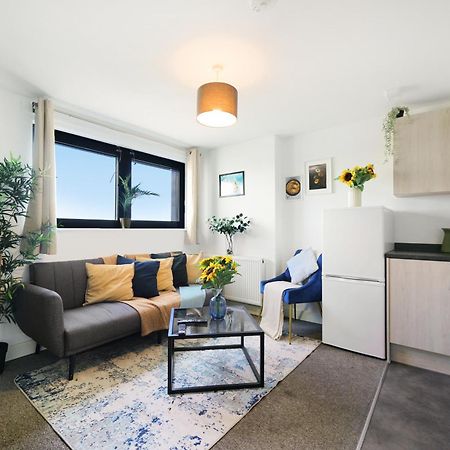 Modern Apartments With Free Parking Near Heathrow コルンブルック エクステリア 写真
