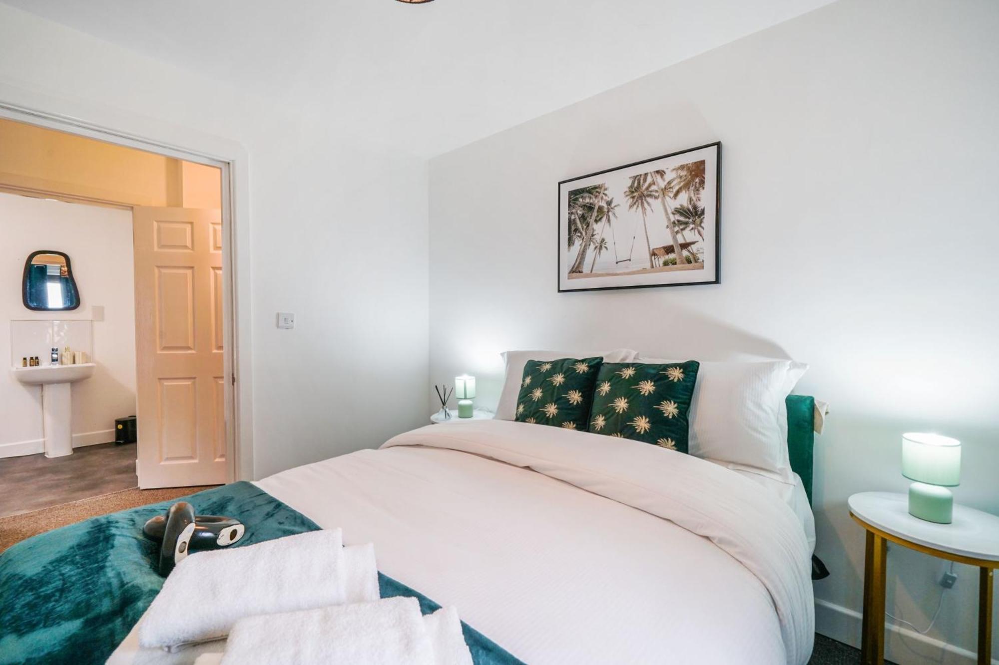 Modern Apartments With Free Parking Near Heathrow コルンブルック エクステリア 写真
