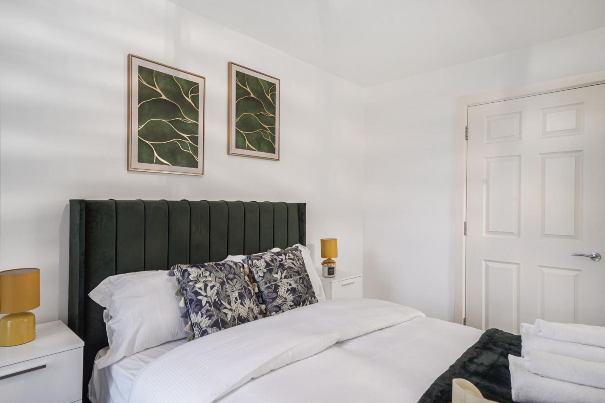 Modern Apartments With Free Parking Near Heathrow コルンブルック エクステリア 写真