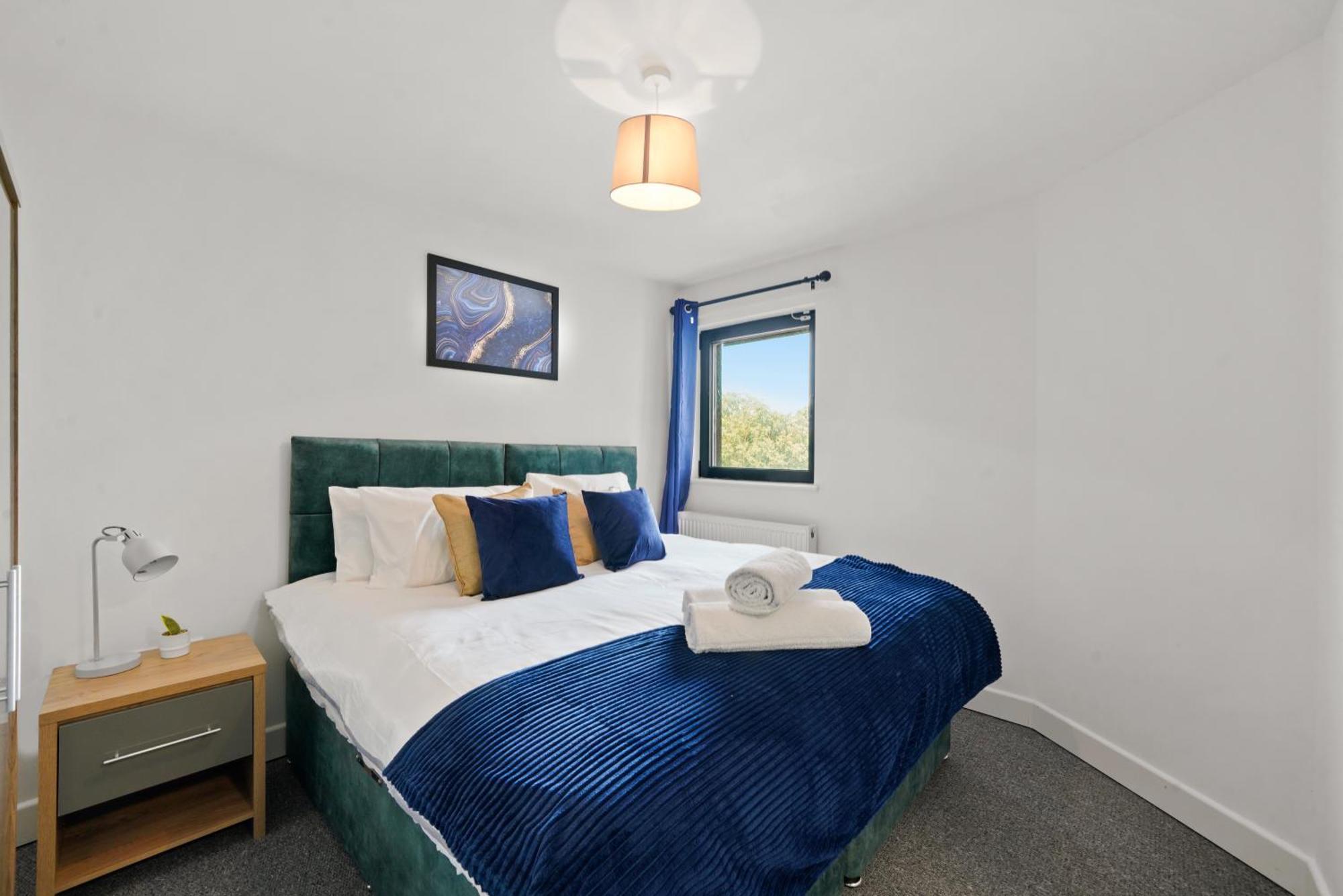 Modern Apartments With Free Parking Near Heathrow コルンブルック エクステリア 写真