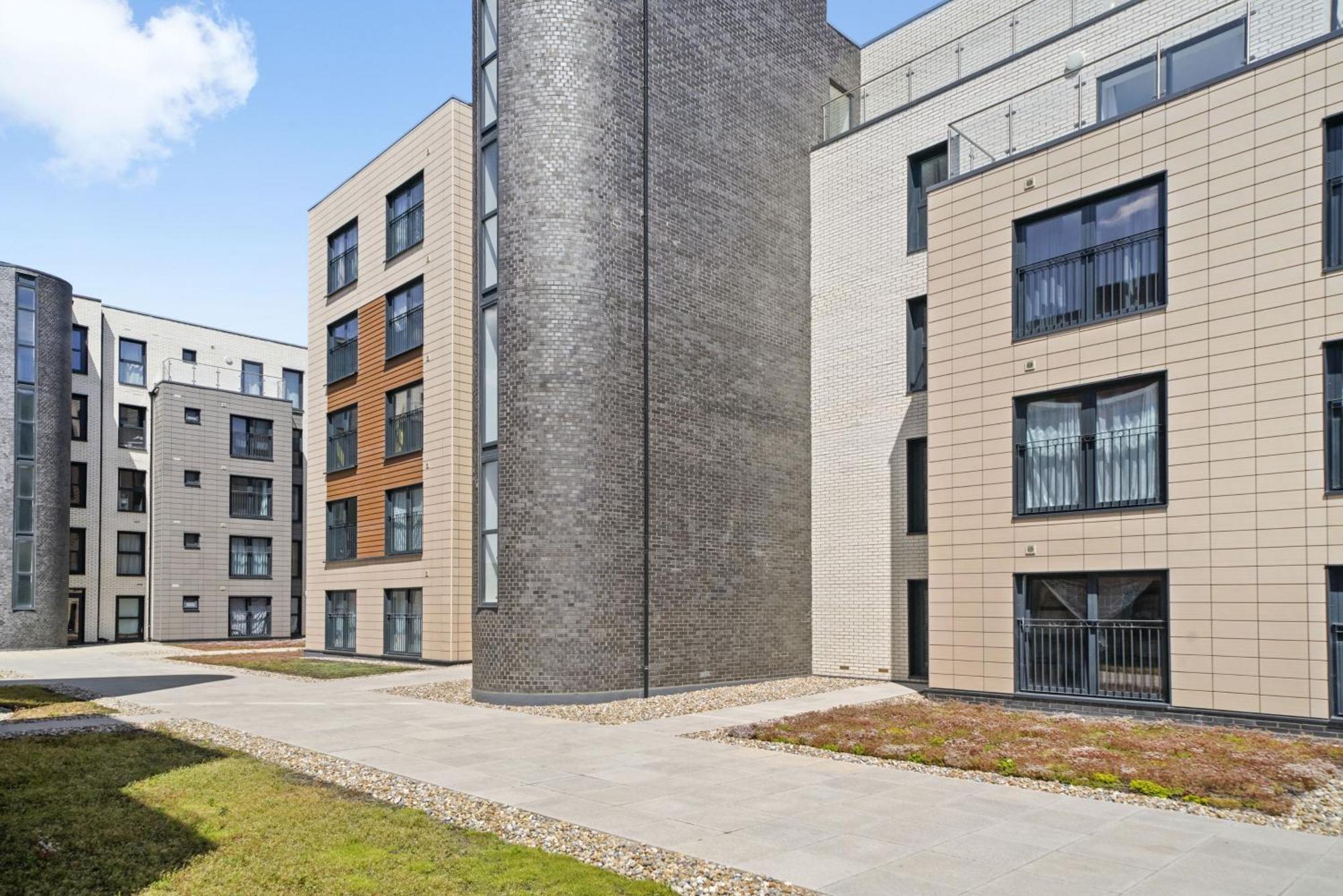 Modern Apartments With Free Parking Near Heathrow コルンブルック エクステリア 写真