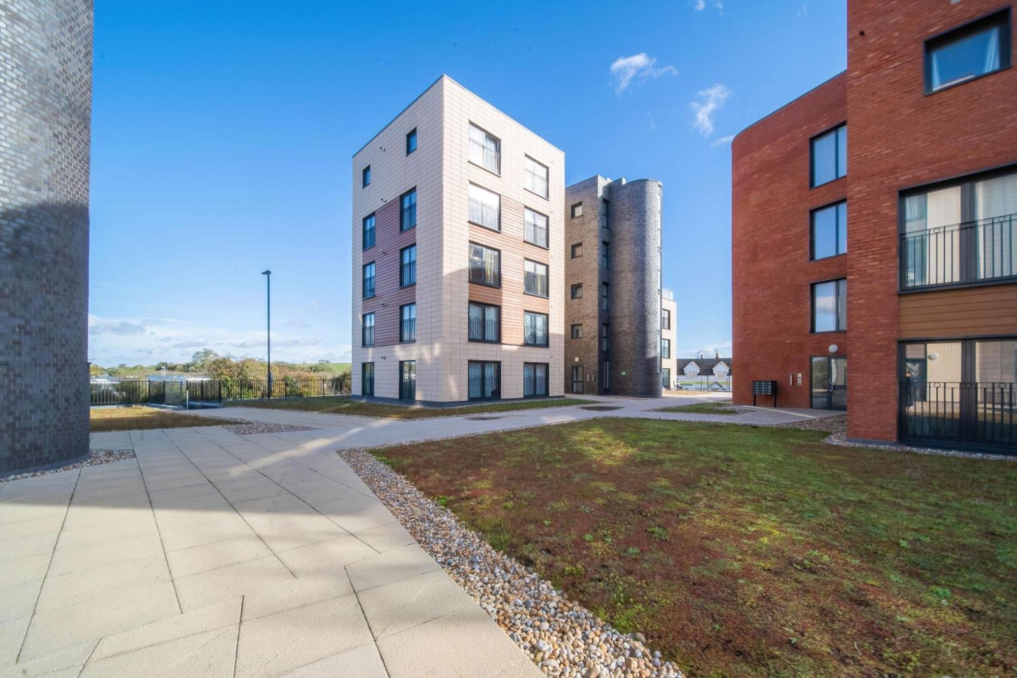 Modern Apartments With Free Parking Near Heathrow コルンブルック エクステリア 写真