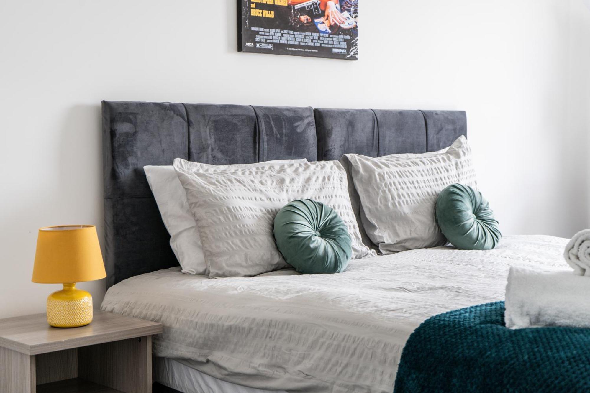 Modern Apartments With Free Parking Near Heathrow コルンブルック エクステリア 写真