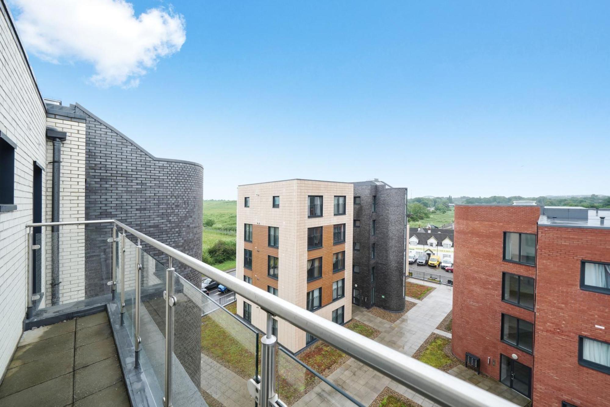 Modern Apartments With Free Parking Near Heathrow コルンブルック エクステリア 写真