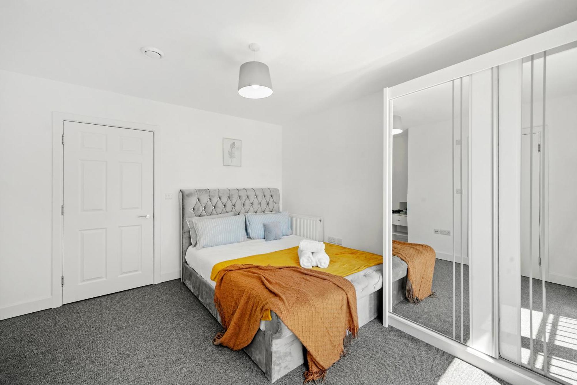 Modern Apartments With Free Parking Near Heathrow コルンブルック エクステリア 写真