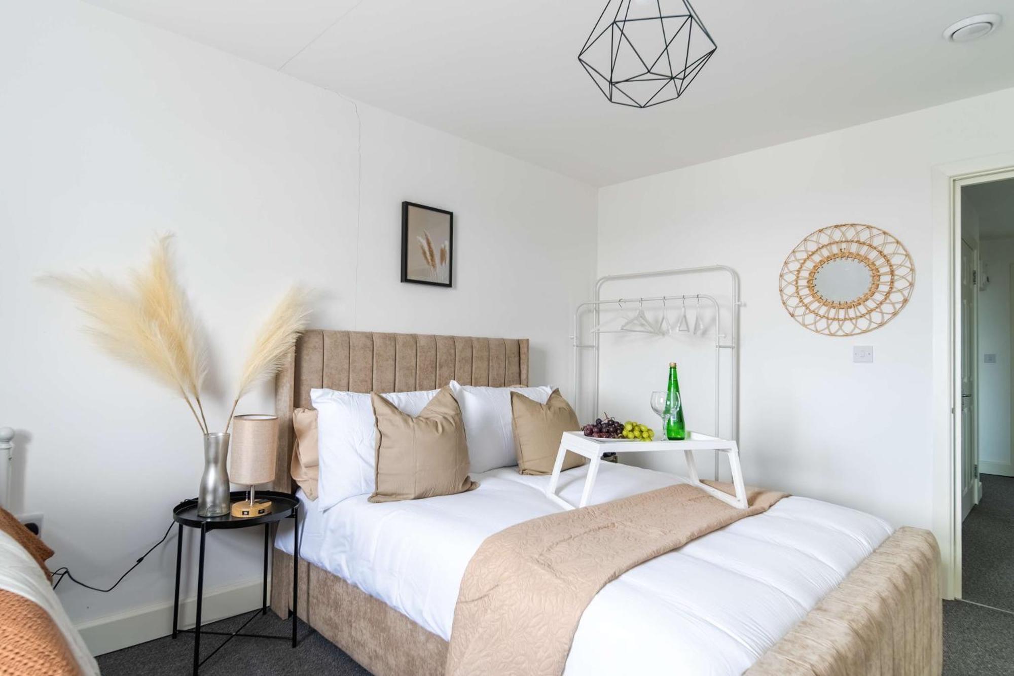 Modern Apartments With Free Parking Near Heathrow コルンブルック エクステリア 写真