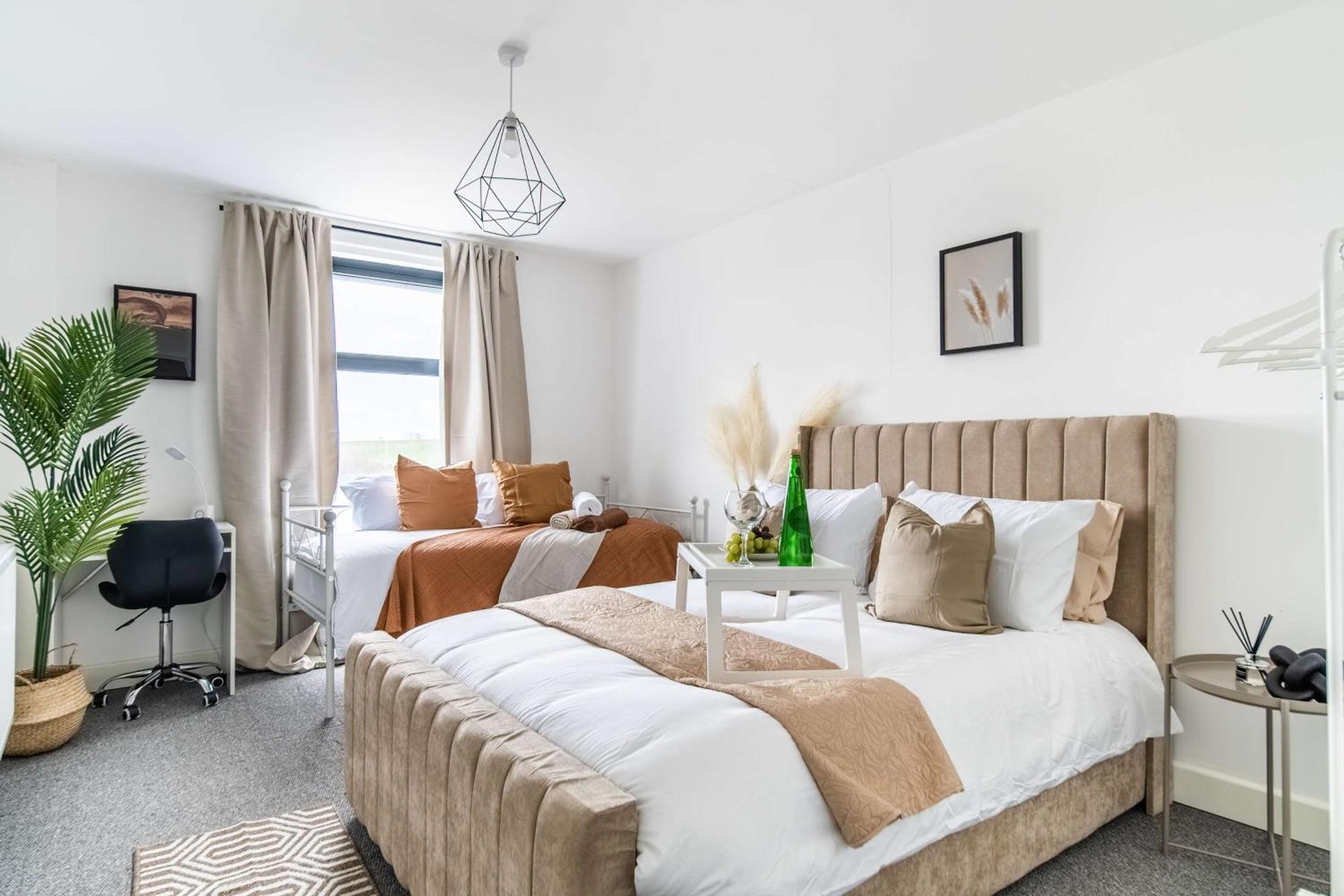 Modern Apartments With Free Parking Near Heathrow コルンブルック エクステリア 写真