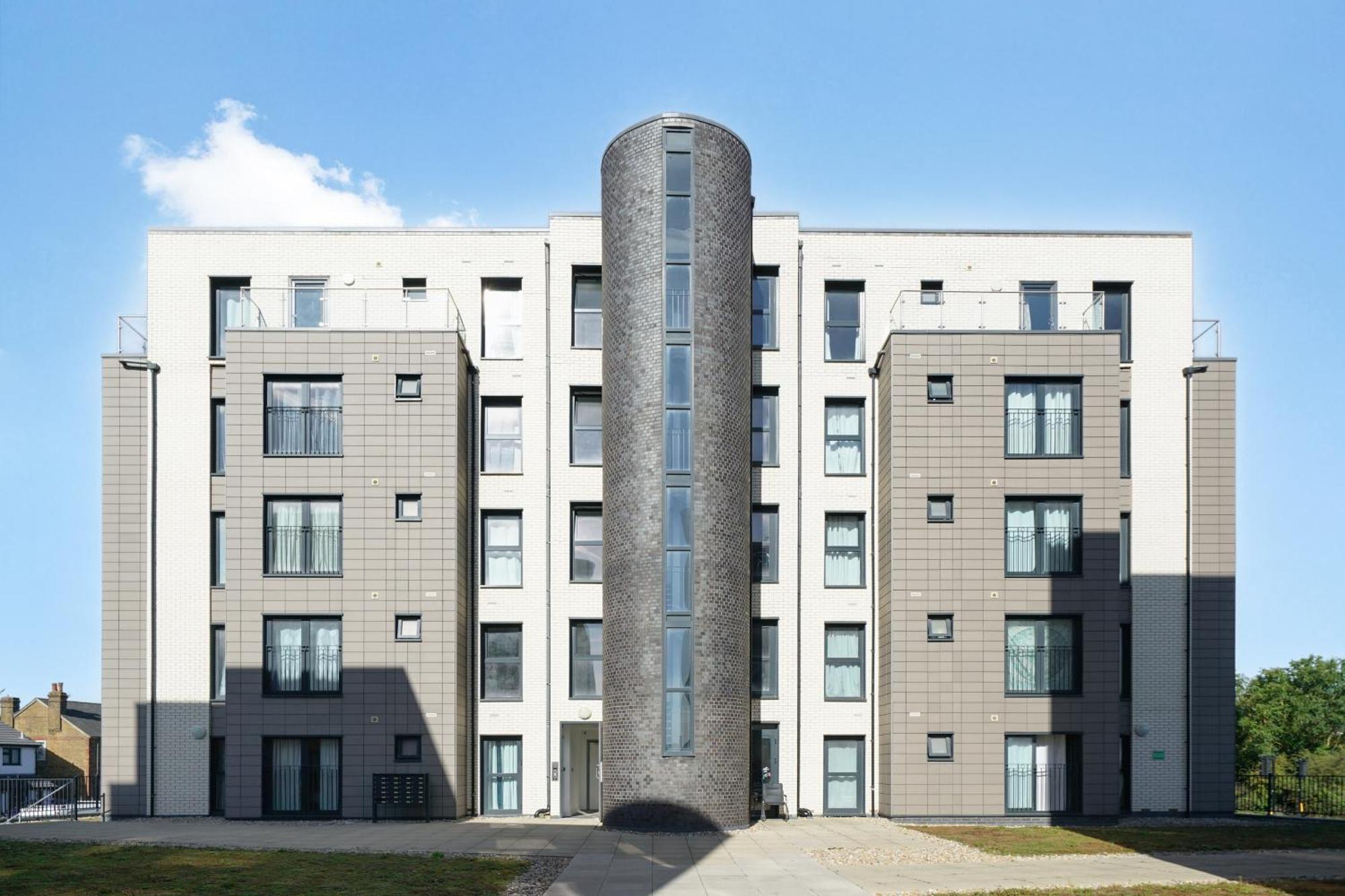 Modern Apartments With Free Parking Near Heathrow コルンブルック エクステリア 写真