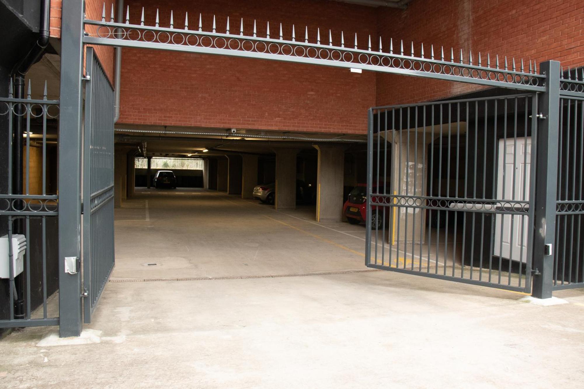 Modern Apartments With Free Parking Near Heathrow コルンブルック エクステリア 写真